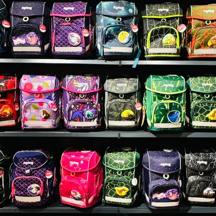 Schultaschen auf einem Regal platziert