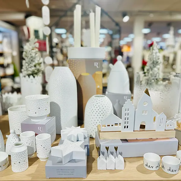 Präsentation von Dekohäusern und Kerzenhaltern