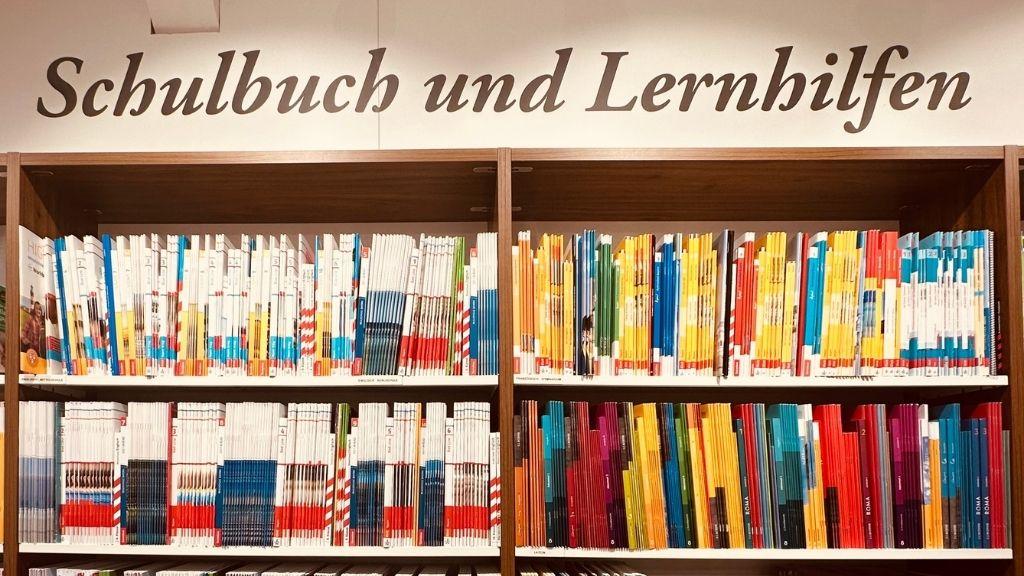 Bücherregal in Buchhandlung